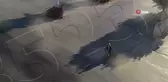 Yolun karşına geçmeye çalışan kadın ve çocuğu, otomobilin çarpmasıyla yola böyle savruldu