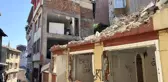 Fatih'te yıkılan binanın bitişiğindeki 3 daire duvarsız kaldı