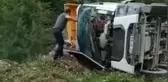 Hafriyat kamyonu devrildi: 1 yaralı