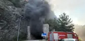 Tünelde kaldırıma çarpıp devrilen mikser alev alev yandı...Feci kaza kamerada