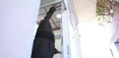 Yıllardır evinde ailesiyle 60 yılan besliyor
