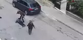 Annesine tacizde bulunduğunu öne sürüp sokak ortasında dakikalarca tekmeledi