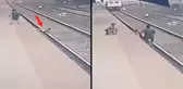 Demiryolu çalışanı, raylara düşen çocuğu trenin altında kalmaktan son anda kurtardı