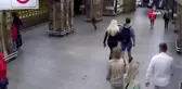 Yürüyen merdivene ters binen hırsız polis tarafından yakalandıPolis, yürüyen merdivenin başında hırsızın kendisine gelmesini bekledi
