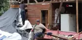Eşyaları çıkartılmadan evleri yıkılan hane sahipleri yıkım ekiplerine tepki gösterdi