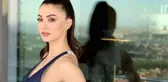 İmaj değişikliğine giden Burcu Özberk'e tişörtü küçük gelince göğüs dekoltesi kaçınılmaz oldu