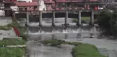 Nepal'in sembollerinden Bagmati Nehri siyaha büründü