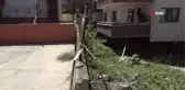 Okul ve apartman arasındaki yıkılma tehlikesi bulunan istinat duvarı, risk oluşturuyor