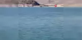 Sıcaktan bunaldılar, baraj ortasına masa atıp oturdular