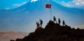 Mehmetçik zirveye Türk bayrağını dikti! Teröristlerden temizlenen Tendürek'ten nefes kesen kareler