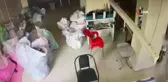 Esenler'de bir kadın küçük çocuğa telefon çaldırdı... O anlar kamerada