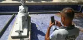 'Havuzda Serinleyen Kadın' heykelinin rujla boyanmasına tepki