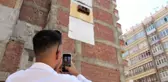 Gören telefona sarılıyor! Bina duvarında asılı kalan dolap ilgi odağı oldu