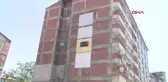 BİNA DUVARINDA ASILI KALAN DOLAP, İLGİ ODAĞI OLDU