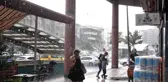 Sağanak yağmurda oluktan akan suyla böyle banyo yaptı