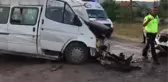 Son dakika haber... Tarım işçilerini taşıyan minibüs ile otomobilin çarpıştığı kazada 20 kişi yaralandı