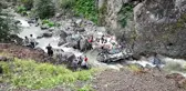 Son dakika haberi: Trabzon'da araç dereye yuvarlandı: 6 yaralı