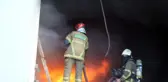 Son dakika haberi! Uşak'ta iplik fabrikasında çıkan yangına müdahale ediliyor