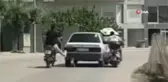 Bursa haberleri | Bursa'da motosiklet sürücüleri yolda kalan otomobili ayaklarıyla ittiler