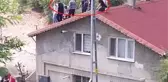 Kentsel dönüşüm için evleri yıkılmak istenen vatandaşlar çatıya çıktı