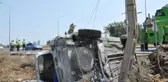 Devrilip elektrik direğine çarpan otomobildeki 6 kişi yaralandı