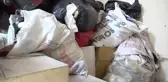 İki katlı binadan 3 kamyon çöp çıktı