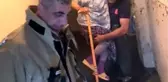 Evini su basan yaşlı kadını itfaiye eri kucağına alarak kurtardı