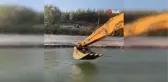 Sıcaktan bunalan işçiler kepçede böyle serinledi
