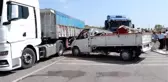 Emniyet şeridinde tıra çarpan kamyonetteki 2 kişi yaralandı