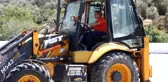 Kepçe operatörü Emine gelin, görenleri şaşırtıyor