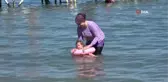 Sıcaktan bunalanlar Hazar Gölü'ne akın etti