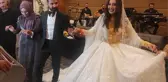Aşiret düğününde servet değerinde takı takıldı! Gelin altınları taşımakta zorlandı