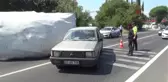Freni boşalan kamyon araçların üstüne devrildi
