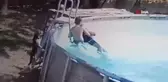 Havuzda nöbet geçiren kadını oğlu kurtardı