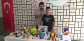 Sokak hayvanları için tezgah açan çocuk, sattıkları oyuncakların parasıyla mama alacak