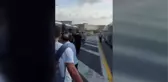 Arıza nedeniyle kapısı açık seyreden metrobüs, yolcuların tepkisi üzerine boşaltıldı