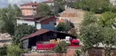 Son Dakika | Beykoz'da yıkım kararı olan binanın sakinleri çatıya çıktı