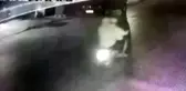 Husumetlisinin evine ateş açarken yanındaki arkadaşını vurdu