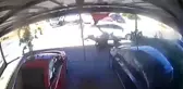 Motosikletini çalmaya çalışan şüpheliyi yakalamak için adeta uçtu
