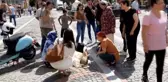 Son dakika haberleri | Motosikletten düşen yaralı kadını örtü ile güneşten korumaya çalıştılar