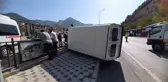 Yayaya çarpmamak için manevra yapan minibüs yan yattı