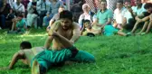 Yörüklerin çimde nefes kesen güreşi