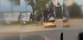 Son dakika haber... 30 kişi aynı kamyonette seyahat etti... Trafikte tehlikeli yolculuklar kameralarda