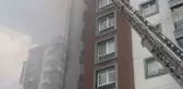 Apartmanın dış cephesinde çıkan yangın hasara yol açtı