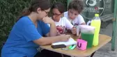Tezgah başında hem ders çalışıp hem de meyve suyu satıyorlar