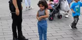 Taksim Meydanı'nda kaybolan 4 yaşındaki İranlı çocuğa çevik kuvvet ekipleri sahip çıktı