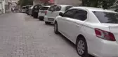 Aynı sokağa park edilen 11 aracın lastikleri kesildi