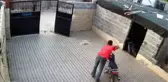 POLİSİN PEŞİNDE OLDUĞUNU FARK EDİNCE MOTOSİKLETİ ÇALDIĞI EVE BIRAKTI