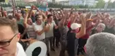Son dakika haberi: Maaşlarına zam alan işçiler davul zurna eşliğinde eğlendi