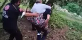 Son dakika haberleri... Sağlıkçı, fındık bahçesinde rahatsızlanan kadını, 300 metre sırtında taşıyıp ambulansa ulaştırdı
